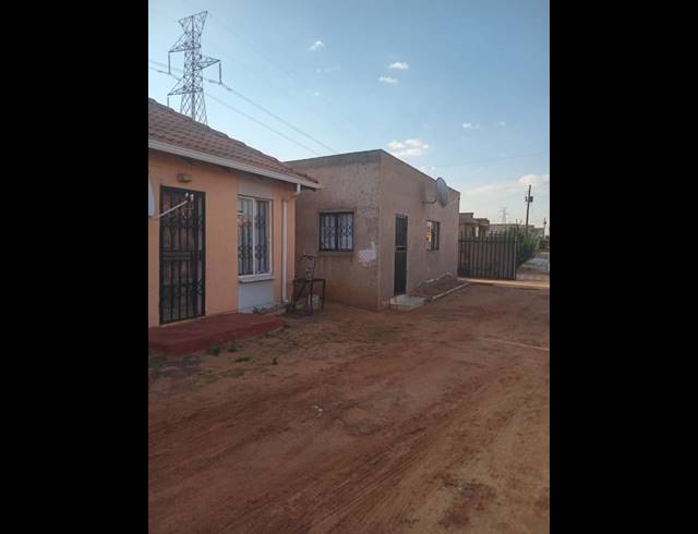 5 BEDROOM HOUSE FOR SALE IN PROTEA GLEN EXT
